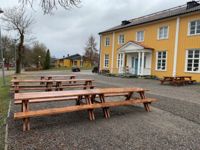 Nya bänkar och bord